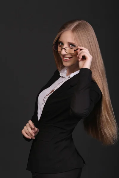 Éxito joven mujer de negocios aislado en fondo negro —  Fotos de Stock