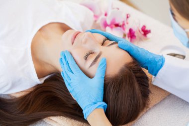 Genç bir kadın masaj salonundan zevk alıyor.