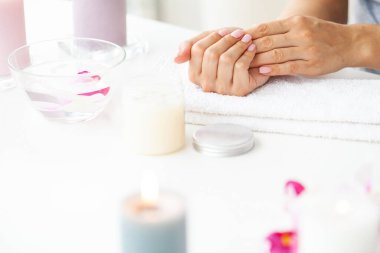 Kadın elleri güzellik salonunda manikür yaptırıyor..