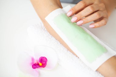 Güzellik salonunda kadın elleri işleniyor.