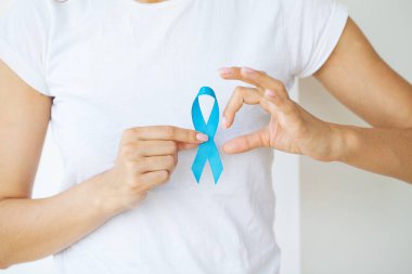 Mavi kurdeleli kadın, prostat kanseri farkındalığı