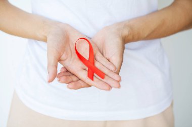 HIV 'li kırmızı kurdele tutan kadın, AIDS Günü Farkındalık Kurdelesi.