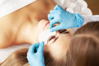 Güzellik salonunda kirpik laminasyon prosedürü geçiren genç kadın