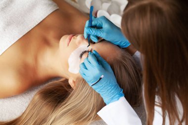 Güzellik salonunda kirpik laminasyon prosedürü geçiren genç kadın