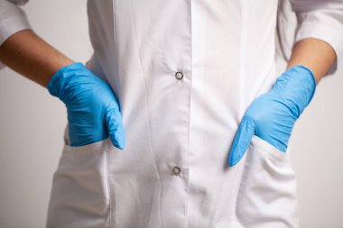 Doktor elleri cep sağlığı ilacında.