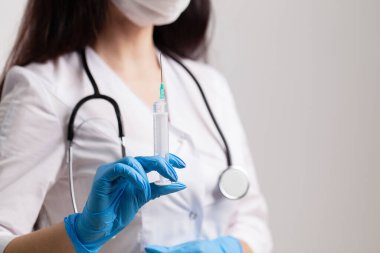 İğne için şırınga, aşı için doktor eli.