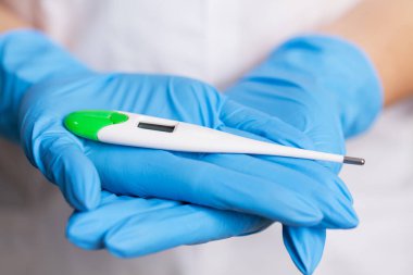 Doktor, hastanedeki elektronik termometreye bakıyor..