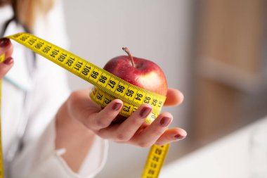 tatlı elma Kafkas kadın elinde ölçme üzerinde.