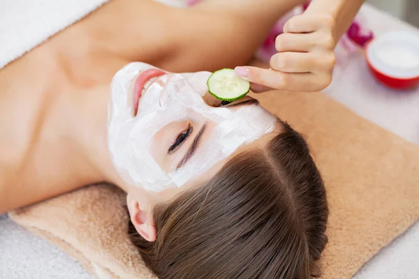 Mulher recebendo cuidados faciais por esteticista no salão de spa — Fotografia de Stock