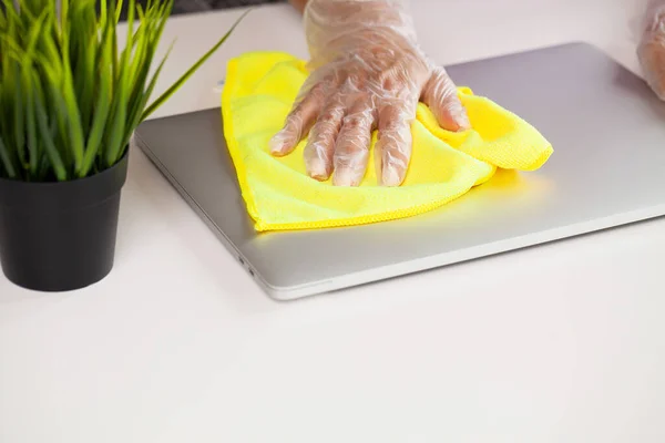 Mão de uma mulher limpando mesa de trabalho, close-up. — Fotografia de Stock
