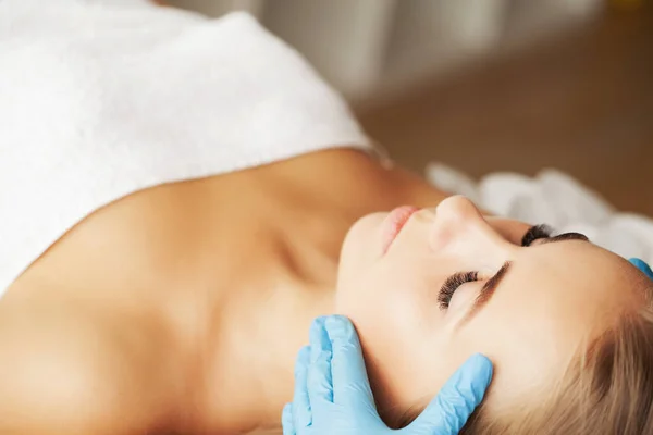Giovane donna ottenere trattamento di massaggio spa al salone di bellezza spa — Foto Stock