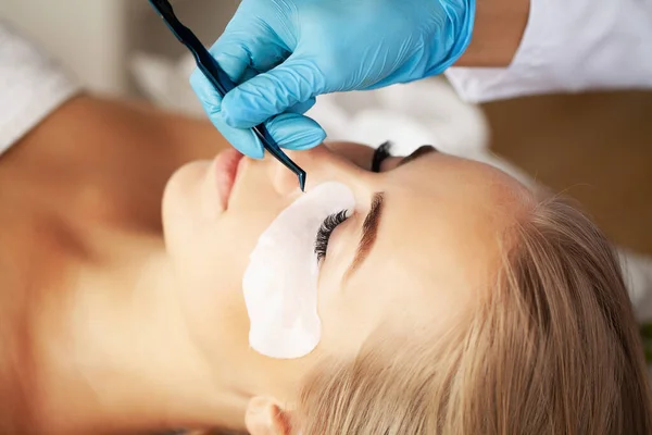 Ung kvinna genomgår förfarande av ögonfransar laminering i skönhetssalongen — Stockfoto