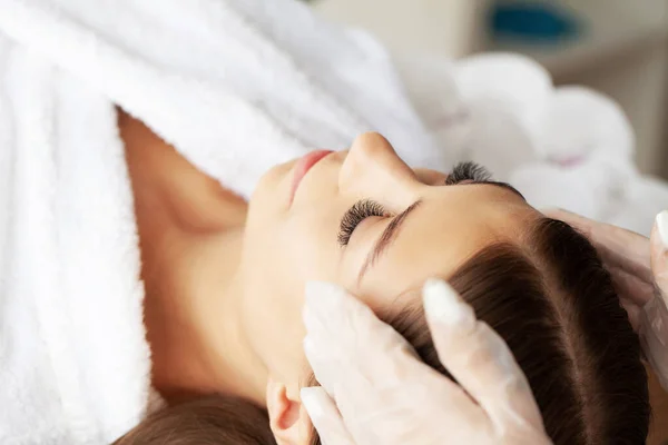 Mujer joven recibiendo tratamiento de masaje de spa en salón de spa de belleza —  Fotos de Stock