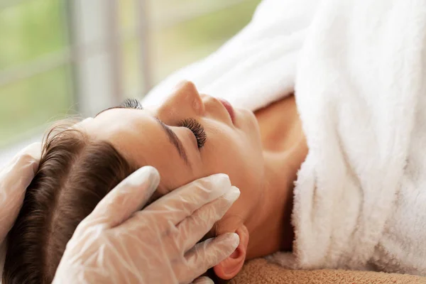 Jeune femme obtenir un traitement de massage spa au salon de beauté spa — Photo
