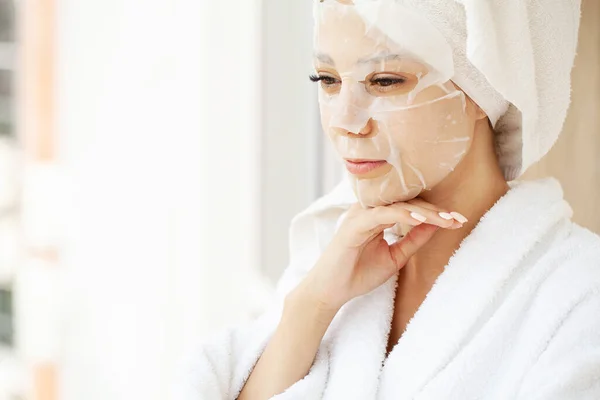 美容院戴棉面面具的女人 — 图库照片