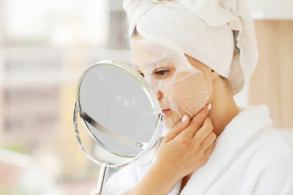 Mulher com máscara de algodão no salão de beleza — Fotografia de Stock