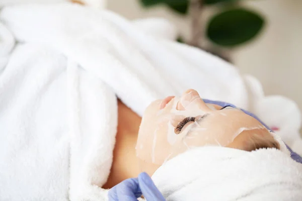 Woman with cotton face mask in beauty salon — Stock Photo, Image