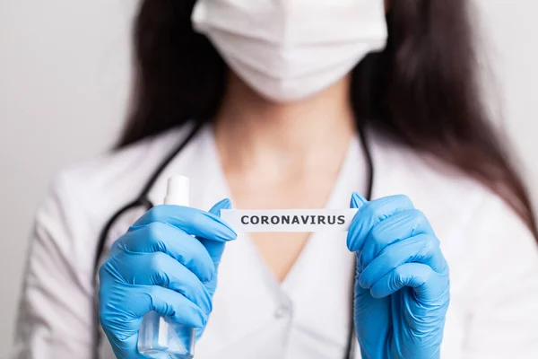Doktor elinde Coronavirus yazılı bir kart tutuyor. — Stok fotoğraf