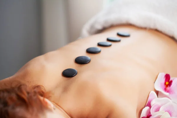 Nahaufnahme auf junge Frau, die Hot Stone Massage erhält — Stockfoto