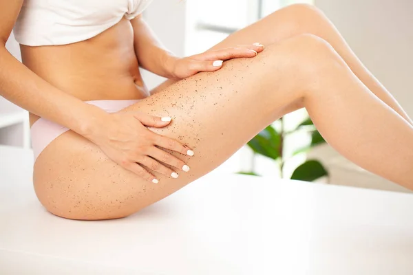 Närbild kvinna ben med kaffe anti-celluliter inslagning skrubb. — Stockfoto