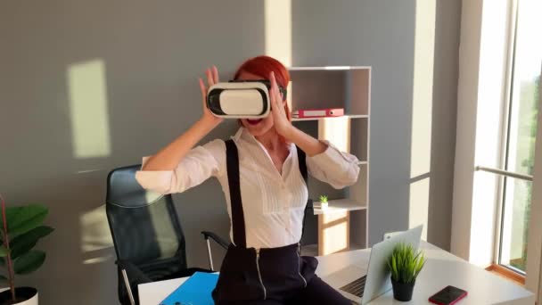 Menina bonita vestindo fone de ouvido realidade virtual . — Vídeo de Stock