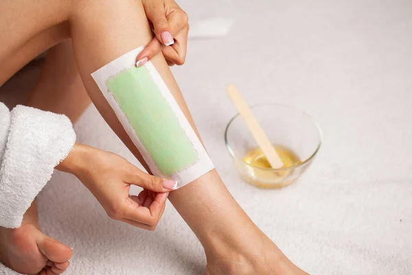 Procedura depilacji z woskiem na nogach — Zdjęcie stockowe