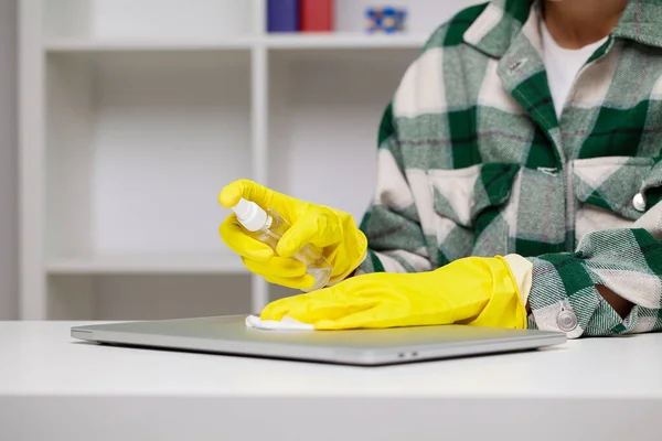 Young worker cleaning table with rag in office — ストック写真