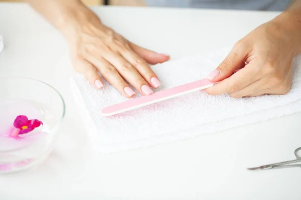 Primer plano de las manos de la mujer hermosa conseguir manicura en casa —  Fotos de Stock