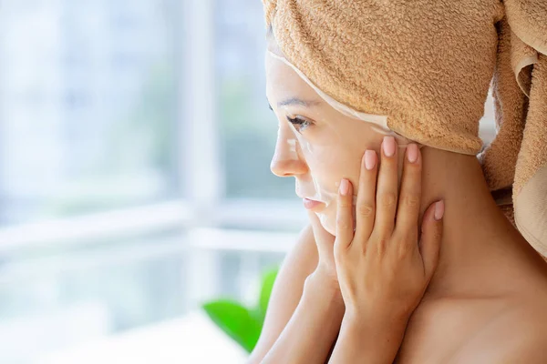 Жінка в масці з рушником на голову косметологія по догляду за шкірою голови — стокове фото