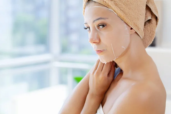 Femme dans un masque avec une serviette sur la tête soins de la peau cosmétologie — Photo