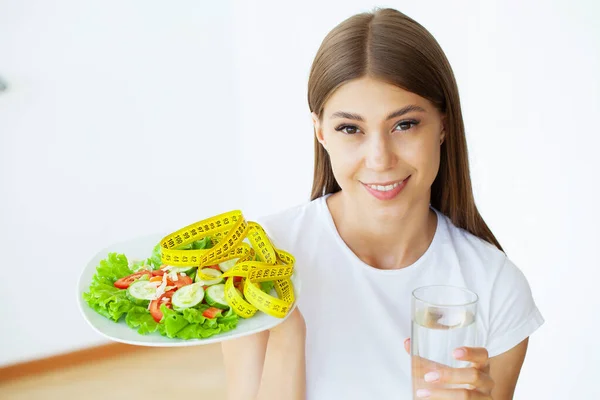 Young woman hold healthy salad with green fresh ingredients — Foto de Stock