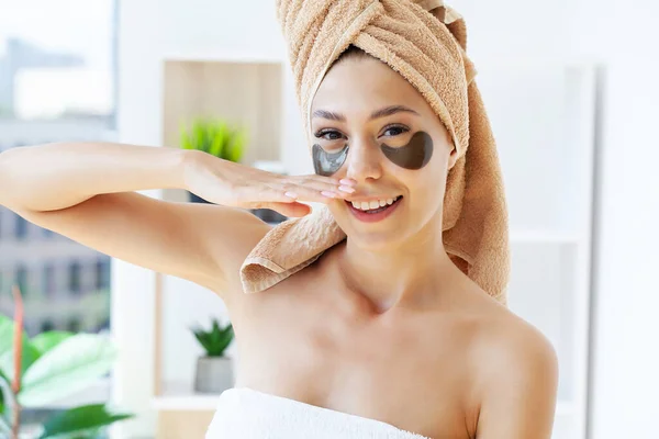 Beautiful Girl With Natural Makeup And Black Hydro Gel Eye Patches On Facial Skin — Stock Photo, Image