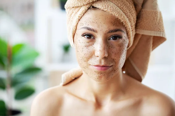 Hermosa joven con máscara de exfoliante en el salón de spa — Foto de Stock