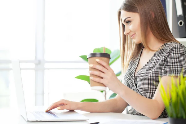 Mujer de negocios moderna trabaja en la oficina — Foto de Stock