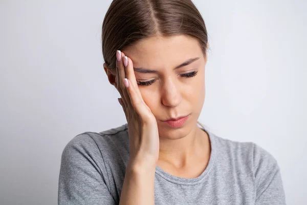 Trött stressad affärskvinna känner stark huvudvärk — Stockfoto