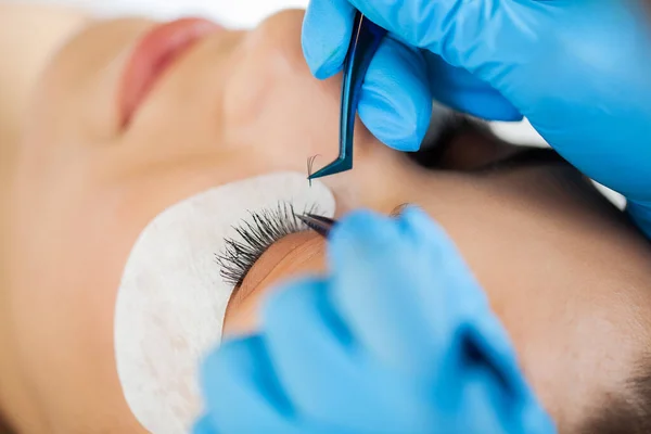 Eyelash Extension Procedure, Professional stylist lending female lashes — 스톡 사진