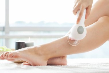 Spa 'da kadın antiselülit masajı yaptırıyor.