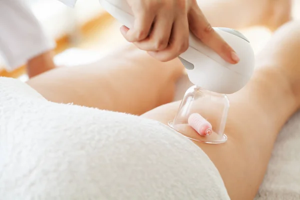 Mulher obtendo massagem anti celulite pelo terapeuta no spa — Fotografia de Stock