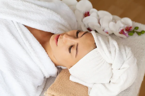 Femme obtenir un traitement de massage spa au salon de beauté spa — Photo