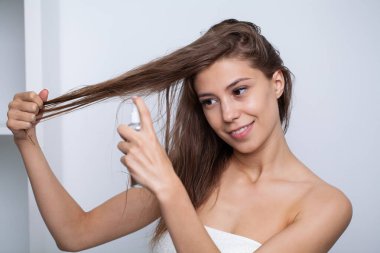 mutlu genç kadın banyoda ıslak saçlı