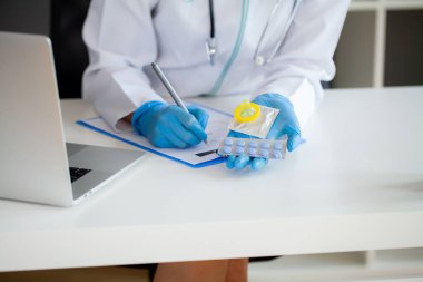 Kadın doktorun erkek sağlığı için ilaç tutmasına yakın çekim