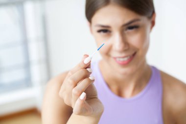 Kadın interdental alanları temizlemek için fırça kullanır