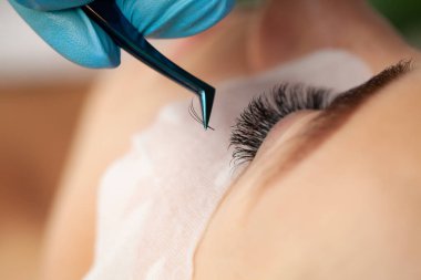 Güzellik salonunda kirpikleri uzun güzel bir kadın.