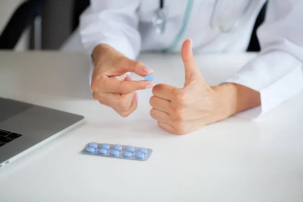 Fechar a pílula de retenção médica feminina para a saúde dos homens — Fotografia de Stock
