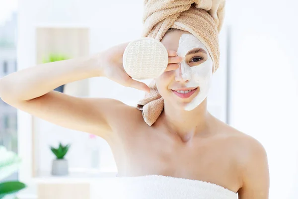 Aplicando máscara facial branca com escova em casa — Fotografia de Stock