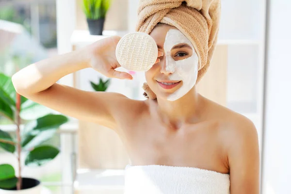 Menerapkan masker wajah putih dengan kuas di rumah — Stok Foto
