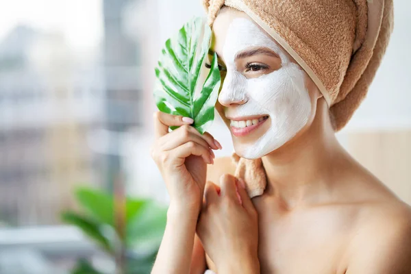 Aplicando máscara facial branca com escova em casa — Fotografia de Stock