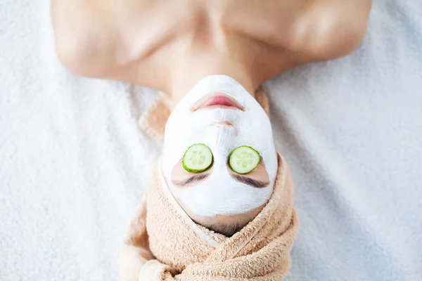 Aplicando máscara facial branca com escova em casa — Fotografia de Stock