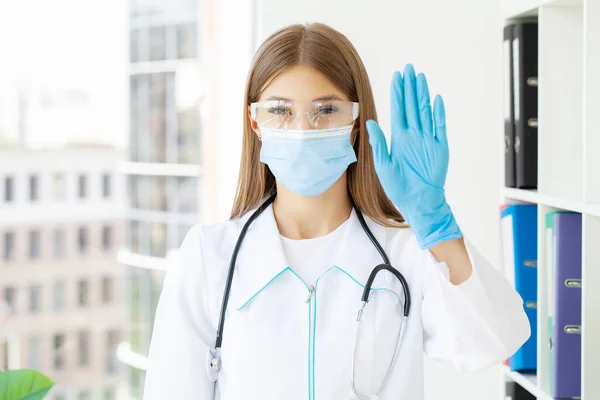 수술 마스크를 쓴 젊은 여성 간호사 — 스톡 사진