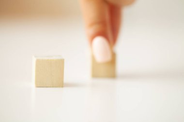 Boş alanı olan el düzenlemesi ahşap blok